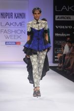 Model walk the ramp for Nupur Kanoi show at Lakme Fashion Week 2012 Day 5 in Grand Hyatt on 7th Aug 2012 (99).JPG